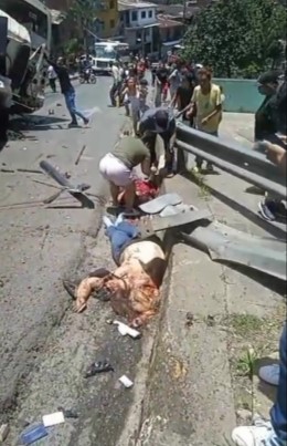 ( 2ANGLES)TRUCK CRUSHES SEVERAL PEOPLE IN COLOMBIA
