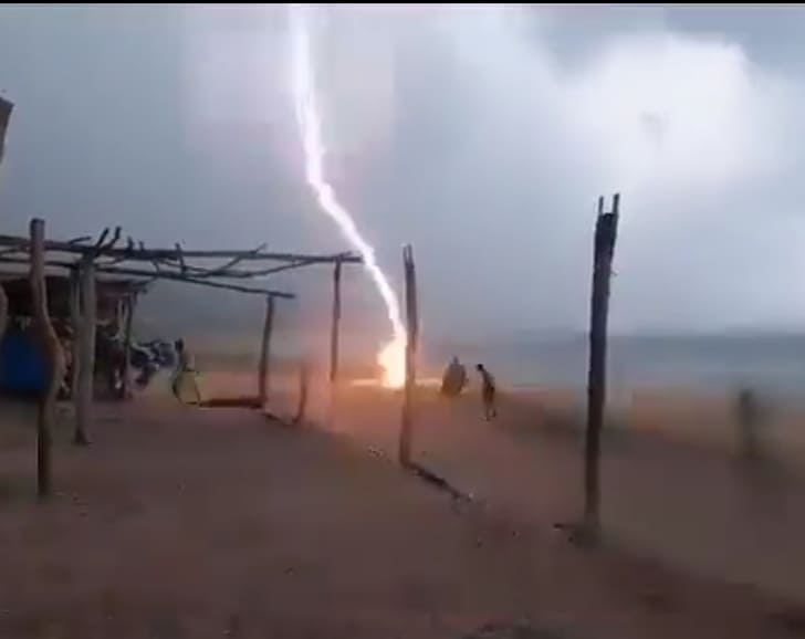 Two Killed After Lightning Strikes Beach In Mexico