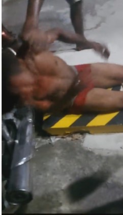 thief was caught in his underwear and beaten in the favela