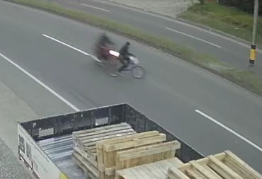 Stupid biker lost his live crushed by speeding motorcycle 