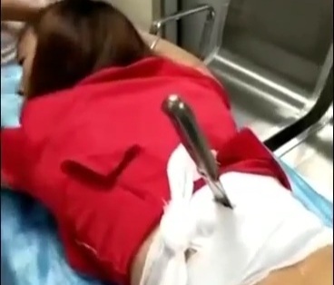 Chinese woman stabbed by husband znd the knife still stuck in her back