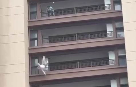Chinese man had enough from his wife decided to jump from balcony 