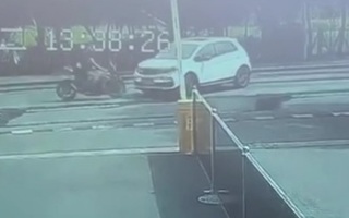 Motorcyclist fly from his bike after a horrific crush 