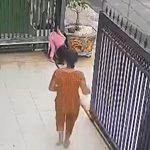 Poor Little Girl Gets Crushed By Heavy Gates