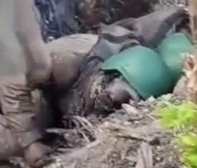 Russian soldiers captured Ukrainian troop in pit full of rotten bodies