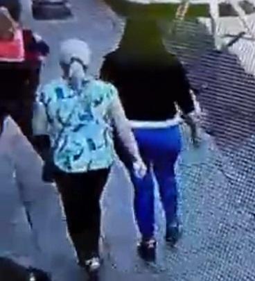 Female Police Officer Throw Fleeing Thieves Into the Hands of Street Justice