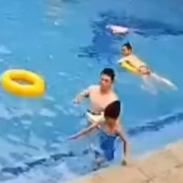 Sad Footage of Kid Drowning while Taking Swimming Lessons