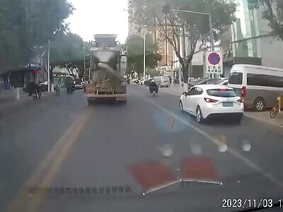 Chinese crushed by a truck