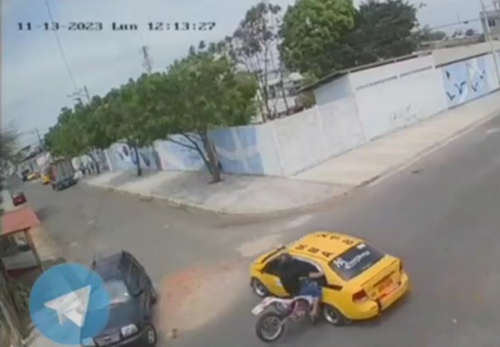 Stupid motorcyclist crashed hard on taxi