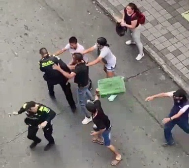 Fight between members of the National Police and merchants 