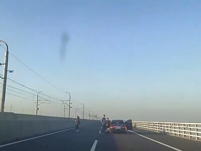 Motorcyclist crashes and is sent to the bottom of the bridge.
