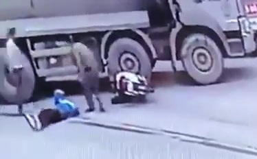 Motorcyclist Has a Seizure Attack after Crashing into Truck 