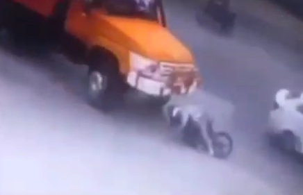 Motorcyclist crashed under heavy truck survive with broken legs 