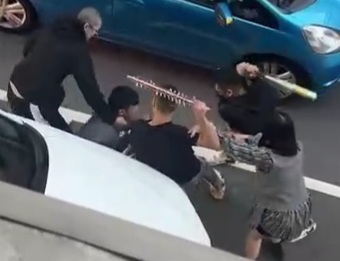 Taiwanese gang savagely beating innocent young man 