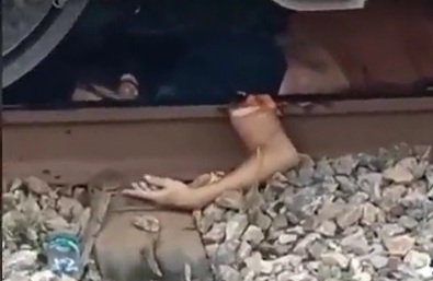 15 year old girl commit suicide under train 