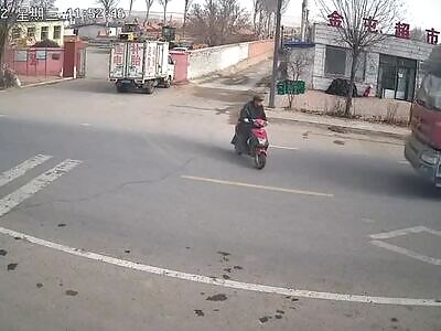 Oblivious Motorcyclist crushed by Heavy Truck 