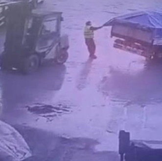 Worker Surprised by the Forklift, Dead On Spot
