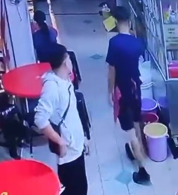 Unsatisfying client stabbed restaurant owner and flee the scene 