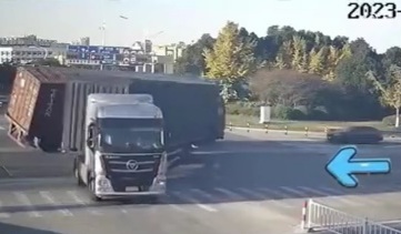 Chinese truck accident with car crashed and miraculously survived driv