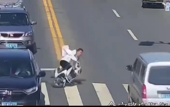 Stupid motorcyclist crashed his head under running car
