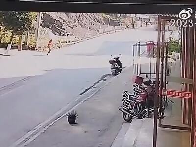 A Chinese man commits suicide in front of the truck