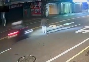Old man crossing street crashed by speeding motorcycle 
