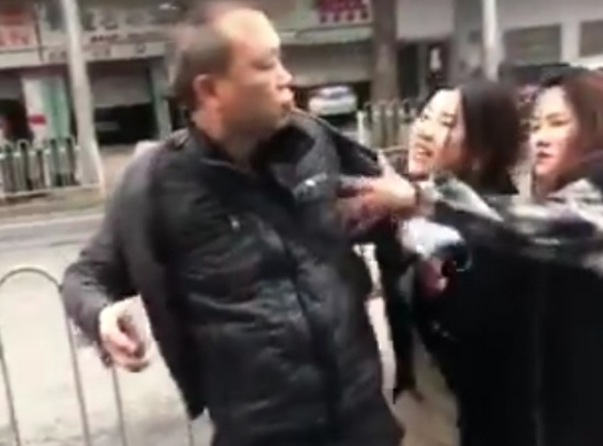 Two drunk Chinese young woman's fighting taxi driver 
