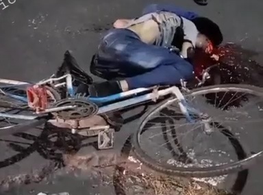 [BRAIN ON THE ASPHALT]biker head crashed by truck 