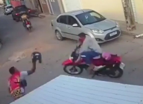 Motorcycle thief gets a powerful hit with helmet to thd head 