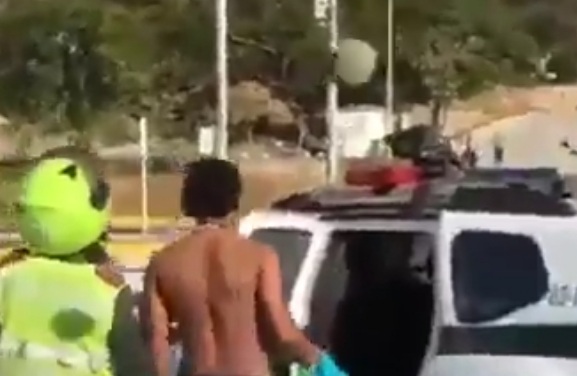 Thief arrested by police get a huge rock to the head 