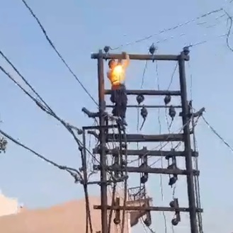 Death Of Another Idiot Who Climbed Onto A Transformer