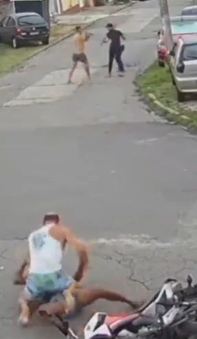 (full video) Two thieves on motorcycle try to rob the wrong person