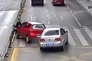 [FINAL DESTINATION]Chinese man crossing street crashed 