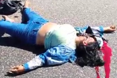 Couple on motorcycle crashed dead by big truck 