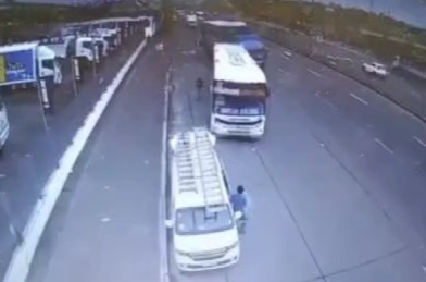 [CLOSE CALL]Minivan driver miraculously escape certain death 