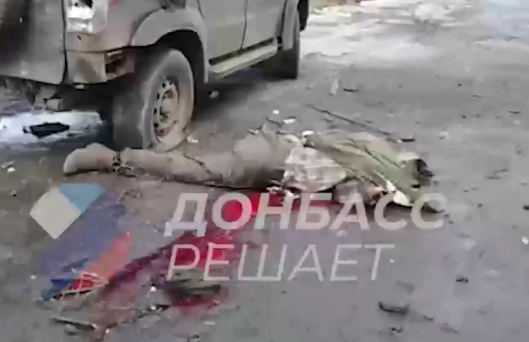 Dead Russian in the street due to ukranian airstrike 