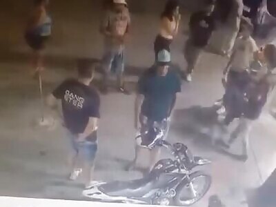 Sicario shooting man to dead outside store in Brazil
