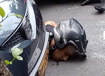 Thief on motorcycle executed by his target 