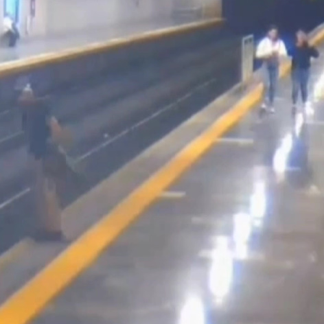 Man Jumps Under Train in Guadalajara Subway