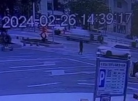[CHINESE FEMALE DRIVER AGAIN]FEMALE DRIVER CRASHED PEDESTRIAN 