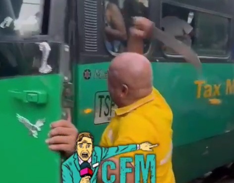 Bus driver attack his co-worker with machete 