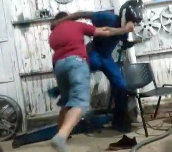 Crazy fight between motorcyclist and tire repairers 