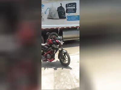 Person motorcycle impacts with heavy vehicle (compactor) Barranquilla