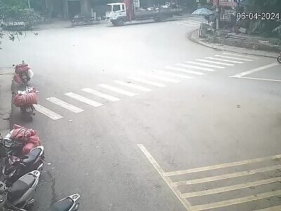 Old man on bicycle gets fatally run over by turning truck. 