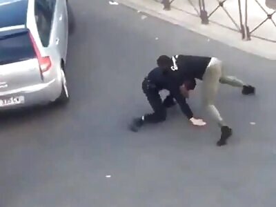 Cop Goes For Take Down and Gets Beaten By Suspect