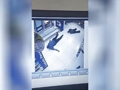 Security guard and attempted robber manage to kill each other 