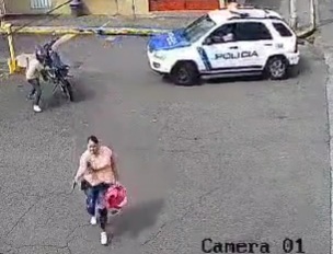 Criminal on motorcycle chased by armed woman and police 