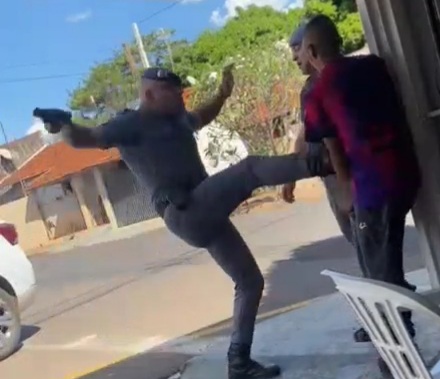 Brazilian police officer savagely beating a drunk man 