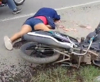 [BRAIN ON THE ASPHALT]female motorcyclist crashed dead 