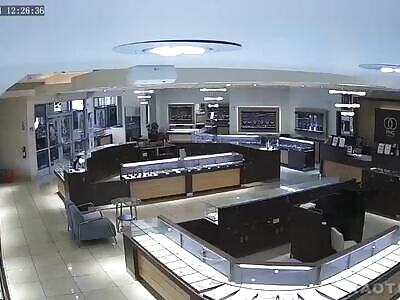 Gang of thieves smash into California jewelry store using sledgehammer